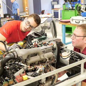 Der spätere Sieger, Janik Schumacher aus der Schweiz, beim Kompressionstest. Hier bewertete der deutsche Experte und Bundestrainer, Jörg Stotz.(Bild:  Schmidt - VCG)