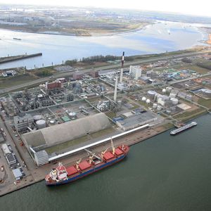 Der ehemalige Lanxess-Mutterkonzern Bayer gehörte zu den ersten Firmen, die sich im Hafengebiet an der Scheldemündung niederließen. Heute ist Antwerpen nicht nur einer der größten Häfen Europas, sondern auch einer der bedeutendsten Chemie- und Petrochemie-Standorte des Kontinents.