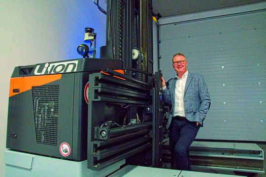 Hans-Joachim Finger, Geschäftsführer: „Wir arbeiten ja heute schon mit teil- oder halbautomatisierten Systemen mit viel Fahrerassistenzsystemen – und jetzt gehen wir den nächsten Schritt.“(Bild:  Maienschein)