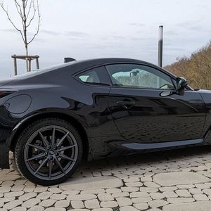 Das Design kann als echt gelungen durchgehen. Die Kieme in den vorderen Kotflügeln und die muskulös ausgestellten Seitenteile hinten betonen die sportliche Veranlagung des Japaners. Diese unterstützen auch weitere Faktoren wie z. B. das Leergewicht, das mit 1.275 kg angenehm niedrig ausfällt. Angenehm hoch fällt die Zuladung für solch einen Fahrzeugtyp aus: 395 kg.(Bild:  Dominsky – VCG)