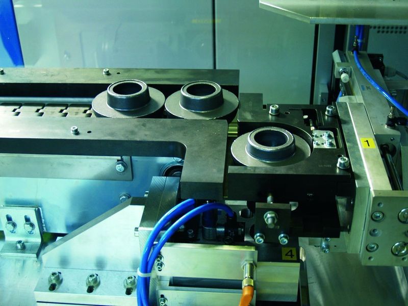 Bild 3: Automatische Zuführung der Schmiederohlinge. (Archiv: Vogel Business Media)