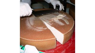 Für die Probennahme wird die Käserinde abgeschabt. (Bild: Elisa Schornsteiner/Vetmeduni Wien)