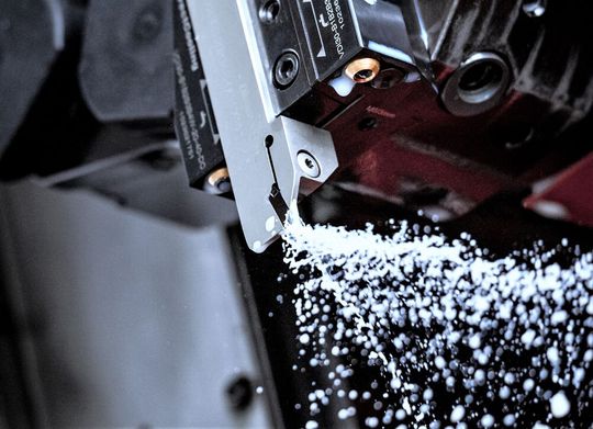 Warum Kühlschmierstoffe eimerweise verschwenden, wenn die Zerspannung mit der neuen Funktion Directcooling von Ceratizit mit viel weniger, aber gezielt appliziertem, KSS genauso gut funktioniert? Hier mehr dazu. Warum Kühlschmierstoffe eimerweise verschwenden, wenn die Zerspannung mit der neuen Funktion Directcooling von Ceratizit mit viel weniger, aber gezielt appliziertem, KSS genauso gut funktioniert? Hier mehr dazu.