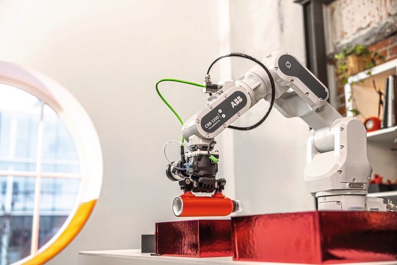 Die vielseitigen Cobots der neuen Generation sind für den Einsatz in der Fertigung, in medizinischen Laboren, in Logistikzentren und Lagerhäusern ebenso geeignet wie für den Einsatz in Werkstätten und kleinen Produktionsbetrieben.  (graemefordham.com)