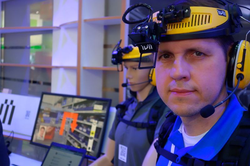 Intel zeigte an seinem Stand wie mobile Servicekräfte in der Zukunft ausgestatt sind und arbeiten.   (Bild: Markus Dalke)