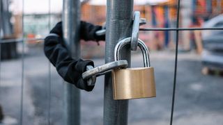 Betriebsschließungen: ein Szenario, das für viele Unternehmen gefährlich werden kann. (Bild: ©hanohiki - stock.adobe.com)