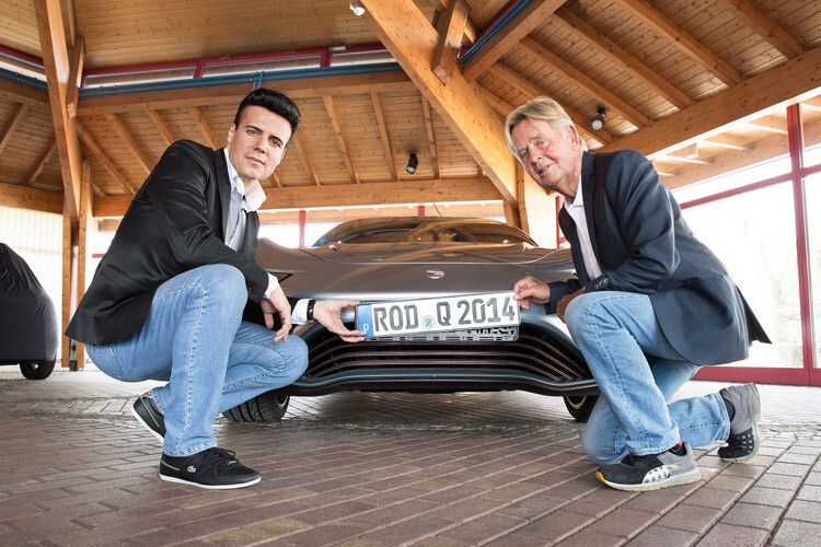 Entwicklungschef Nunzio La Vecchia (links) und Jens-Peter Ellermann, Vorstand des Verwaltungsrates des Herstellers Nanoflowcell, freuen sich über das Kennzeichen. (Foto: Nanoflowcell)