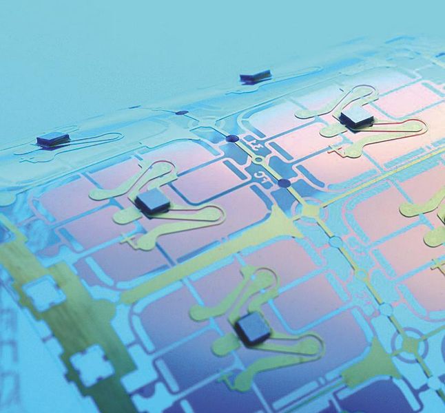 Das Kleben von Chips auf Smart-Cards – die Flip-Chip-Kontaktierung – ist ein komplexer Prozess und eine interessante Produktnische, die von Delo in Landsberg mit einem Weltmarktanteil von 70% bedient wird. Bild: Delo (Archiv: Vogel Business Media)