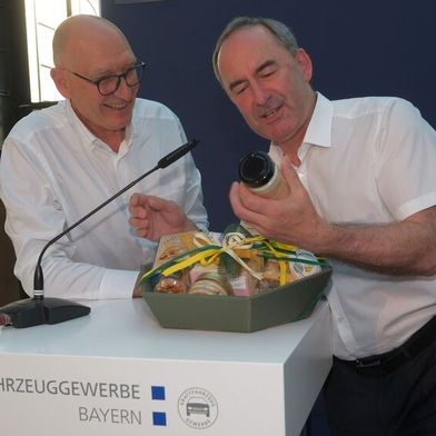 Zum Abschied nur das Beste: Bayerns Wirtschaftsminister Hubert Aiwanger (r.) freut sich über den kleinen Präsentkorb von Präsident Günter Friedl. (Bild: Holger Zietz - VCG)