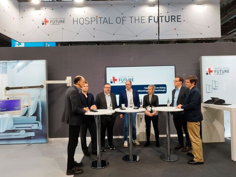 Mit dem „Hospital of the Future“ (HOTF) haben DGTelemed und die Messe Düsseldorf auch bei der MEDICA 2025 einen Showroom für Use Cases angeboten. Neu in diesem Jahr waren die Formate mit medizinischen Fachgesellschaften – wie etwa die gemeinsame Paneldiskussion der Deutschen Gesellschaft für Anästhesiologie und Intensivmedizin und der Deutschen Gesellschaft für Kardiologie ... (Bild: DGTelemed)