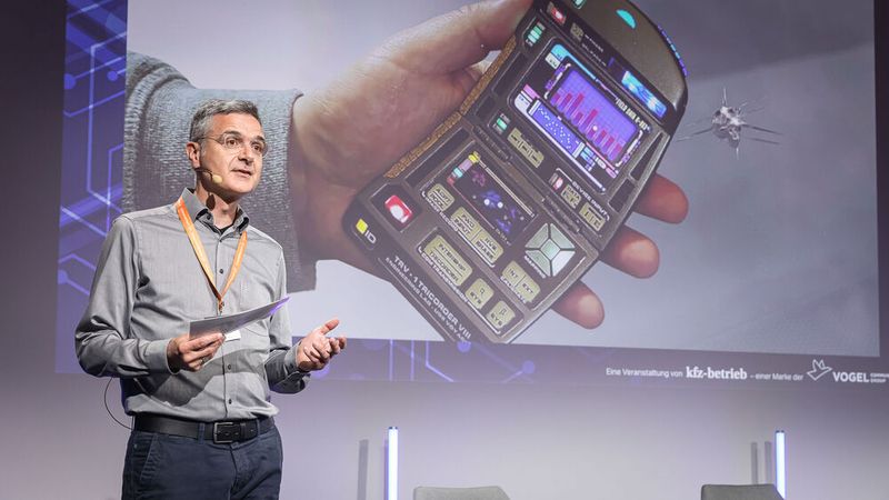 »kfz-betrieb«-Ressortleiter Jan Rosenow warf die Frage auf, ob die Digitalisierung auf diesem Gebiet bereits gescheitert sei – schließlich haben sich automatische Mess-Systeme bisher nicht durchsetzen können. Oder kommt der „Tricorder“ (wie in Star Trek) auch für das Auto? (Bild: Stefan Bausewein)