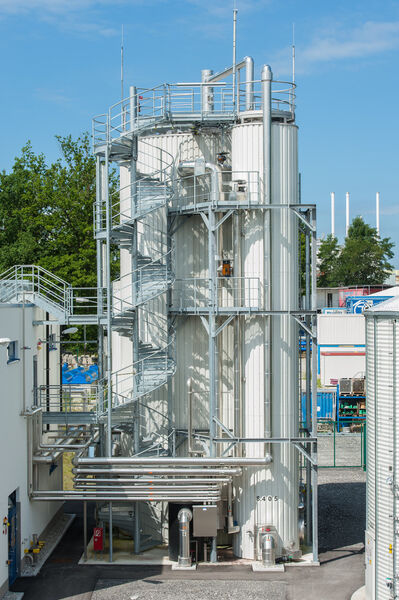 Die Industriekläranlage von Roche Penzberg produziert nach Erweiterung um eine anaerobe Vorstufe und eine eigene Biogasproduktion mehr Energie als sie für die Reinigung der Abwässer aufwendet - sie ist energieautark. (Bild: Roche)