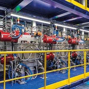 Drei Gebr.-Ruberg-Reaktor-Chargenmischer mit einer Größe von je 600 Litern ermöglichen eine homogene und produktschonende Durchmischung sowie Temperierung in einem.(Bild:  Gebr. Ruberg)