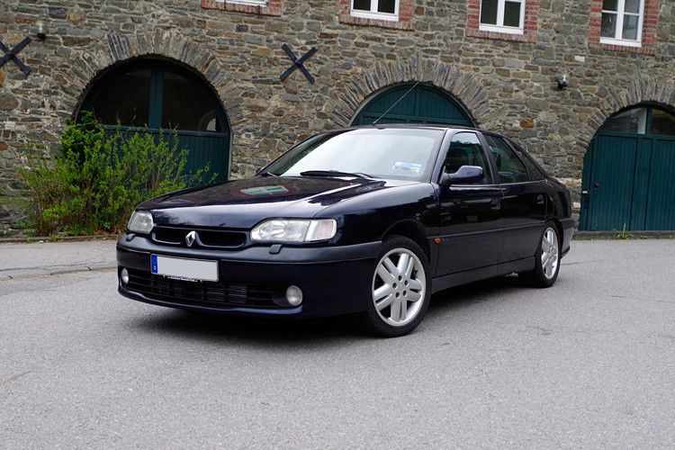 Der Renault Safrane ist der perfekte Einsteiger-Youngtimer. Die große und komfortable Reiselimousine bietet viel Auto für kleines Geld. Ein ganz besonderes Vergnügen ist das rare Topmodell Biturbo. (Foto: Patrick Broich/SP-X)