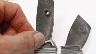 Darum geht es: Die Schaufeln im Abgastrakt von Hochleistungsturbos müssen mit sogenannten Dämpferdrahtbohrungen versehen werden, um Schwingungen der Schaufeln vorzubeugen.  (Bild: Matthias Böhm)