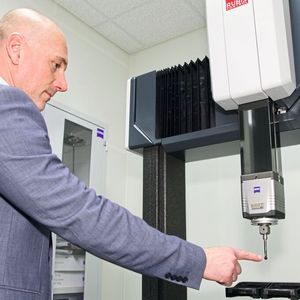 Johann Richard nous présente les contrôles de mesure chez Rubis Control.(Source :  Roland J Keller)