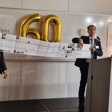 Professor Kreutzbruck (links) und Professor Dr. Christian Bonten gingen während der Abendveranstaltung des Kolloquiums auf die historischen Anfänge des Instituts ein und präsentierten dafür symbolisch einen Zeitstrahl mit den Meilensteinen aus 60 Jahren Kunststofftechnik in Stuttgart. (Bild: Redaktion)