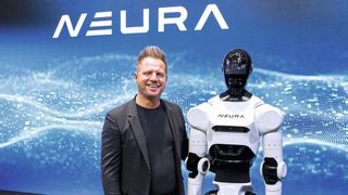 David Reger mit Humanoid 4NE1: Wer von beiden ist wirklich die Galionsfigur von Neura Robotics? (Bild: Neura Robotics)