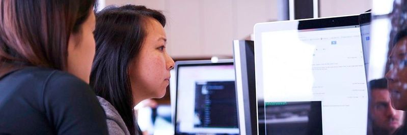 Paarprogrammierung sieht vor, dass zwei Programierer sich einen Arbeitsplatz teilen und gleichberechtigt zusammen Lösungsansätze entwerfen.(Bild:   / CC0)