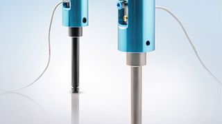 Der neue Kugeltragbolzen von Halder lässt sich mithilfe des Betätigungsmoduls pneumatisch bedienen und so einfach in automatisierte Prozesse integrieren. (Bild: Erwin Halder)