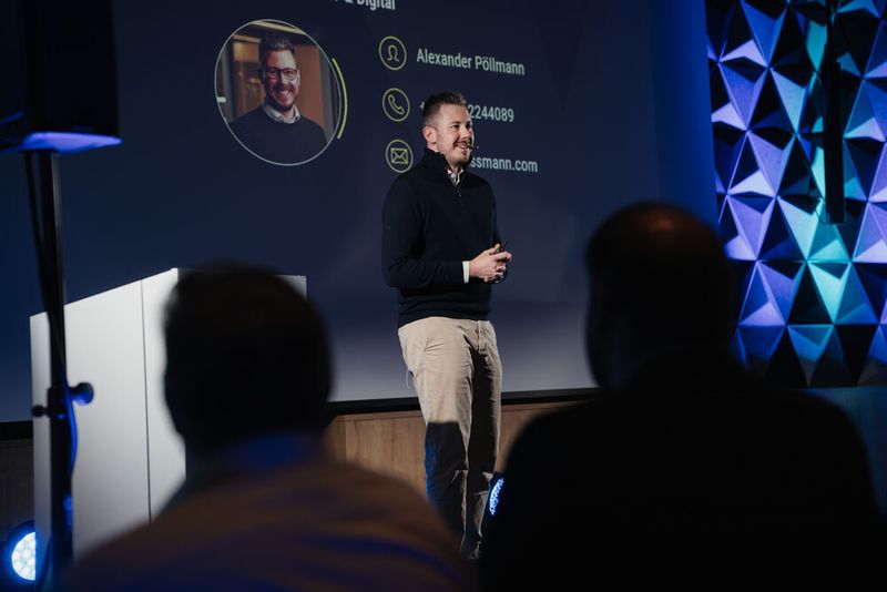 Alexander Pöllmann von Viessmann startete den zweiten Konferenztag. Er zeigte in seiner Keynote, wie IT Transformationen vorantreibt. (Bild: Manuel Emme Fotografie)