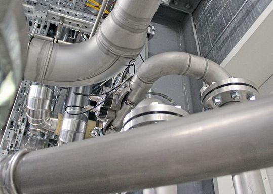 Mitunter verursachen Verengungen und Bögen Verwirbelungen im Medium, die die Daten verfälschen, wenn die Messstelle zu nahe an diesen Stellen positioniert wird. Die FlowDC-Funktion sorgt dennoch für exakte Durchflusswerte.(Bild:  Endress+Hauser)