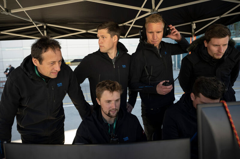 So sehen Sieger aus: Das „TUM Autonomous Motorsport Team“ bei der Feinabstimmung ihres KI-Flitzers.  (Jacob Kepler)