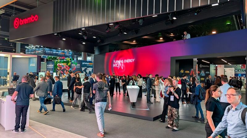 In den Hallen mit den großen Autozulieferern war immer viel Publikumsverkehr zu sehen. (Bild: Rosenow – VCG)
