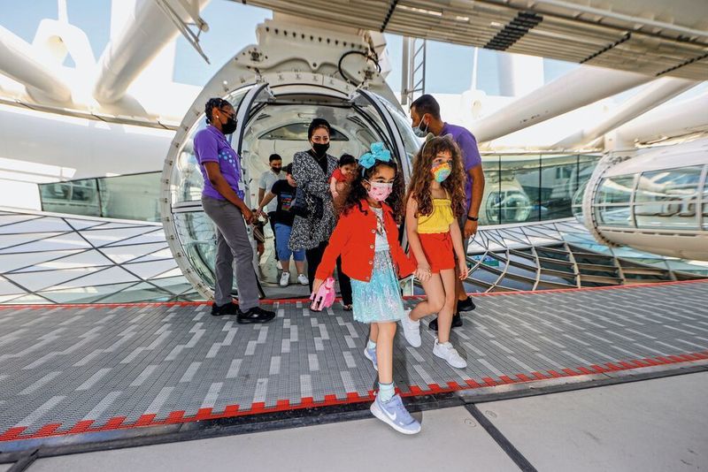 Das Zustiegsförderband (Sunkid-Zauberteppich) gleicht den Geschwindigkeitsunterschied zwischen den rotierenden Gondeln und dem statischen Bahnsteig aus. (Ain Dubai / ferrari-photos.com)