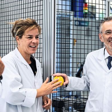 Mona Neubaur, Ministerin für Wirtschaft, Industrie, Klimaschutz und Energie des Landes Nordrhein-Westfalen, und Thomas Jarzombek, Parlamentarischer Staatssekretär im Bundesministerium für Digitales und Staatsmodernisierung, besuchten den Kontron-Standort in Düsseldorf. (Bild: Kontron AG)