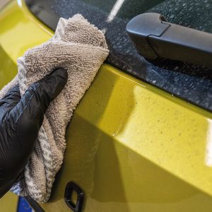 Die effiziente Anwendung ist mit dem „Sonax Druckpumpzerstäuber für Säuren+Alkalien“ sowie dem „Sonax Micro¬fa¬ser¬Tuch soft touch“ garantiert.(Bild:  Sonax)