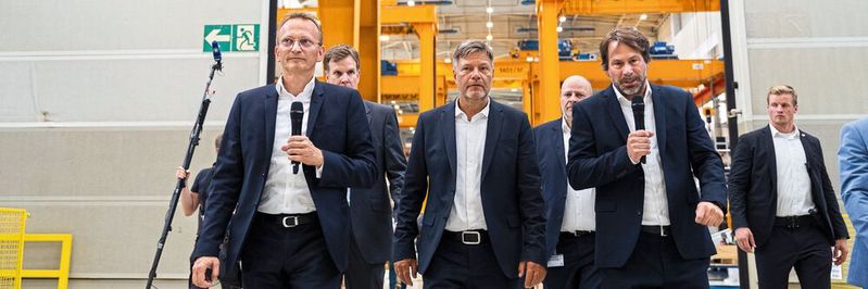 Flender-CEO Andreas Evertz (links) und Lars Wiegemann (rechts), COO von Flenders Windmarke Winergy, führen Minister Habeck durch das Werk in Voerde. (Bild:  Flender GmbH)