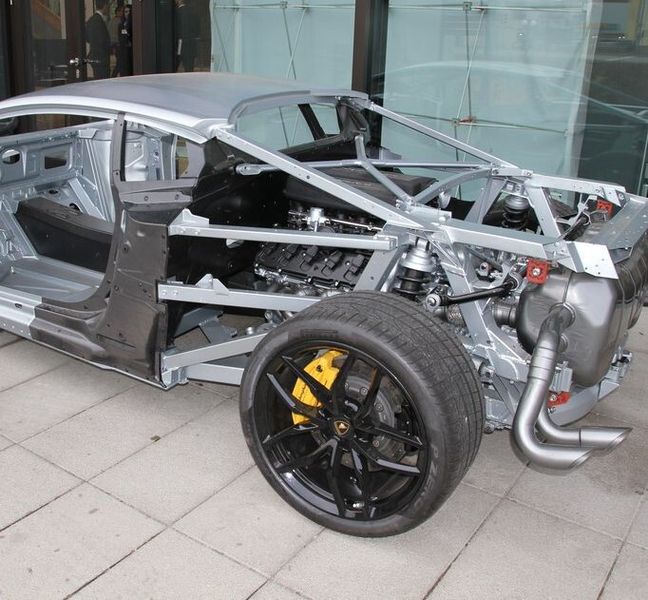 Auch bei der 5. Fachtagung Carbon Composites wird es wieder einige imposante Hingucker für unsere Gäste geben, die das Event zusammen mit den Referenten und Ausstellern noch lebendiger machen werden. Erstmals trifft man sich in der Messe Augsburg – da passt genug rein und die bisherhige Parkplatznot hat auch ein Ende. Dieser Hybridbau-Lamborghini-Bolide passte letztes Jahr nicht durch die Tür...das passiert heuer sicher nicht! (Bild: Königsreuther)