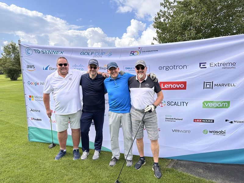 (v. l.) Alexander Schmitt (Data Care), Sören Kohberg (Concat), Helmut Siegert (TD SYNNEX) und Michael Dyck (Netgo) wissen noch nicht, dass es hinter dem Hügel regnet. (Bild: VOGEL IT-MEDIEN)