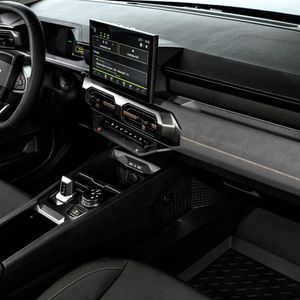 In der Mittelkonsole sitzt serienmäßig ein 10,1-Zoll-Touchdisplay, optional mit Navigationssystem, Echtzeit-Verkehrsinformationen und acht Jahren Updates.(Bild:  Dacia)