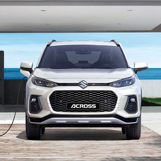 Vom RAV 4 unterscheidet sich der Across unter anderem durch seinen Kühlergrill im typischen Suzuki-Stil.(Bild:  Suzuki)