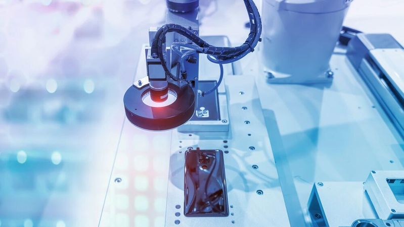 Inspektion: Bei einem robotischen Machine-Vision-System in einer Hightech-Fertigungsumgebung kommt es auf präzise Optiken an. Eine Flüssiglinse kann hier eine Alternative darstellen.(Bild: ©  xiaoliangge - stock.adobe.com)
