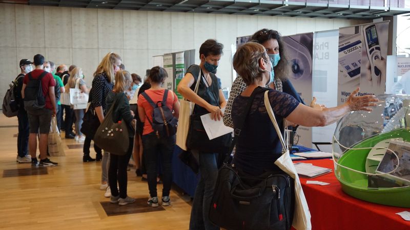 An den Ständen kam es zu interessanten Gesprächen. Alle Infos zu den LAB-SUPPLY-Messen – Termine, Vortragsprogramm und Ausstellerliste – finden Sie unter www.lab-supply.info (LABORPRAXIS, Krause)