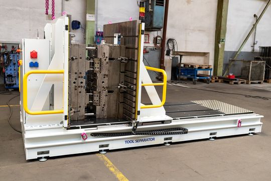Mehr Schwung beim Werkzeughandling! Der neu entwickelte Tool Separator von RUD. Mit ihm lassen sich bei Bedarf auch große Spritzgießwerkzeuge präzise und leicht öffnen. Mehr Schwung beim Werkzeughandling! Der neu entwickelte Tool Separator von RUD. Mit ihm lassen sich bei Bedarf auch große Spritzgießwerkzeuge präzise und leicht öffnen.