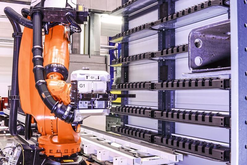 Das vielseitige Robotermagazin mit Platz für bis zu 400 Werkzeuge versorgt die Fräs- und Drehköpfe mit drei verschiedenen Werkzeugsystemen. (Starrag)