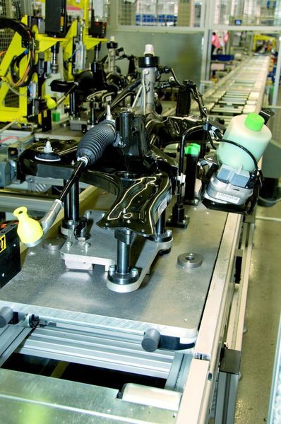 Bild 4: Bei Škoda Auto werden die Achsen der Länge nach montiert, weshalb ihr Transport auch in Längsrichtung auf einem speziell entwickelten Werkstückträger erfolgt.  Bild: Bosch Rexroth (Archiv: Vogel Business Media)