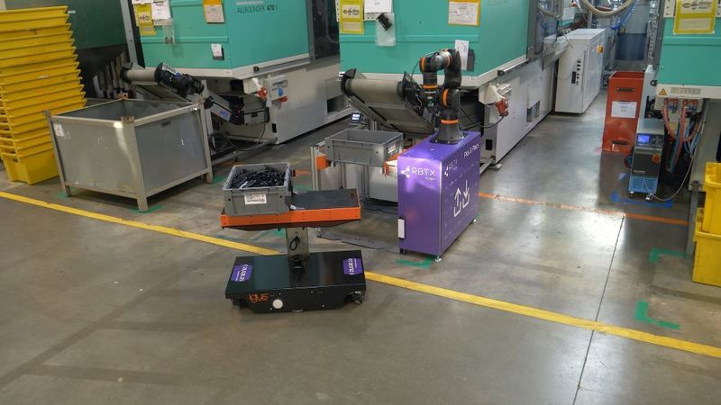 Der Rebel Move kommt bei Igus als autonomes Shuttle zum Einsatz, das unter anderem Drehstapelbehälter mit Bauteilen von Spritzgussmaschinen abtransportiert. (Bild: Igus)