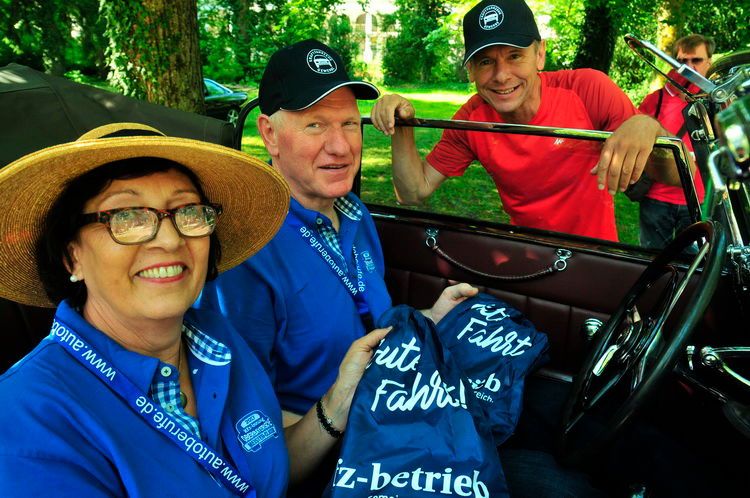 Glück im Los: Monika Karl und Rudi Hörr gewannen mit ihrem Mercedes 380 Kompressor (Baujahr 1933) den im Jahr 2017 von »kfz-betrieb« verlosten Startplatz. Stefan Zügner (re.), Leiter Marketing und Vertrieb bei Vogel Business Media, gratuliert. (Bild: Zietz/»kfz-betrieb«)