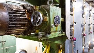 Die alten Antriebe an den Präparationswalzen einer Spinnpumpe. Nach dem Einstellen des ersten Antriebs mussten die weiteren 17 per Hand darauf justiert werden. (Bild: SEW-Eurodrive)