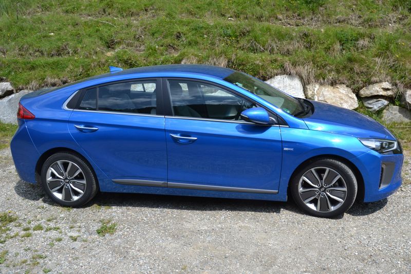 Der Luftwiderstandsbeiwert von 0,24 wurde neben der coupéhaften Karosserieform durch viele kleine Details erreicht. Dazu zählen aktive Luftklappen, ein Heckspoiler und ein Diffusor, ein verkleideter Unterboden, das Raddesign und eine spezielle Luftführung an den Vorderrädern.  (Michel/»kfz-betrieb«)