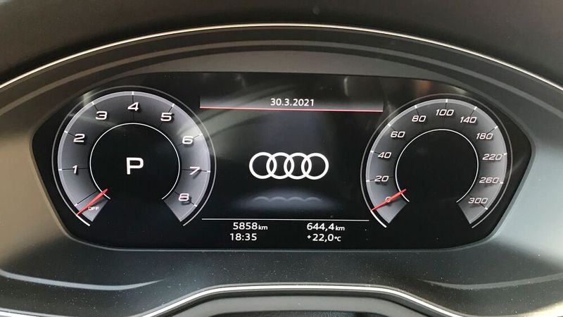 Das digitale Zentraldisplay (im Paket „Virtual Cockpit Plus“) ist reduziert gestaltet und zeigt nur die wichtigen Informationen an. (Bild: Rosenow/»kfz-betrieb«)
