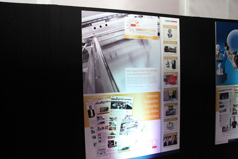 Manchmal ist eine Initialzündung nötig, damit sich eine neue Technik auch in großem Stile am Markt durchsetzen kann. Mit der DMC 85 V linear ist dies DMG, Meilenstein-Unternehmen Werkzeugmaschinen 1999 gelungen: Es war die erste in Serie gebaute Werkzeugmaschine mit Linearantrieben in allen Achsen. Bis heute wurden 15.000 Linearmotoren verbaut. – Auf dem Plakat ist die Erfolgsgeschichte kurz zusammengefasst. (Bild: Finus)