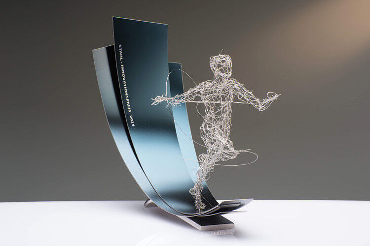 Alle Preisträger des Stahl-Innovationspreises 2015 erhielten als Sachpreis eine von der Heidelberger Künstlerin Stefanie Welk geschaffene Stahl-Skulptur. (Foto: Wirtschaftsvereinigung Stahl/Stefanie Welk)