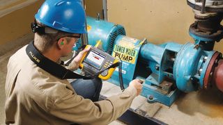 "Good vibrations" oder "bad vibrations"? Ein Instandhaltungstechniker überprüft mit einem Schwingungsmessgerät eine Maschine auf Schwingungen.  (Bild: Fluke Deutschland)