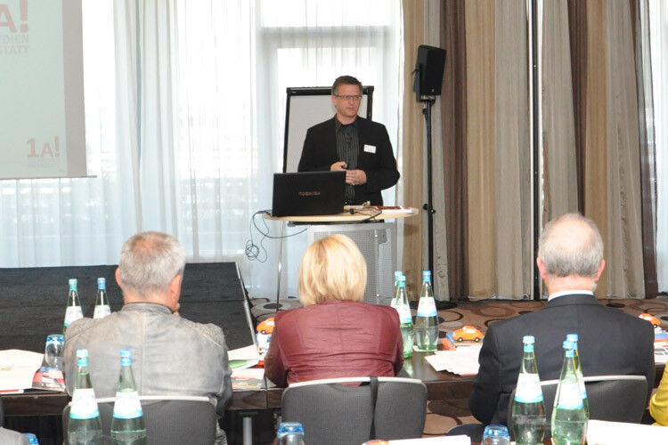 Georg Hensch, Geschäftsführer von 1A - Die Medienwerkstatt, erläuterte, wie man als Händler seine Internetaktivitäten gestalten sollte. (Foto: Wehner)